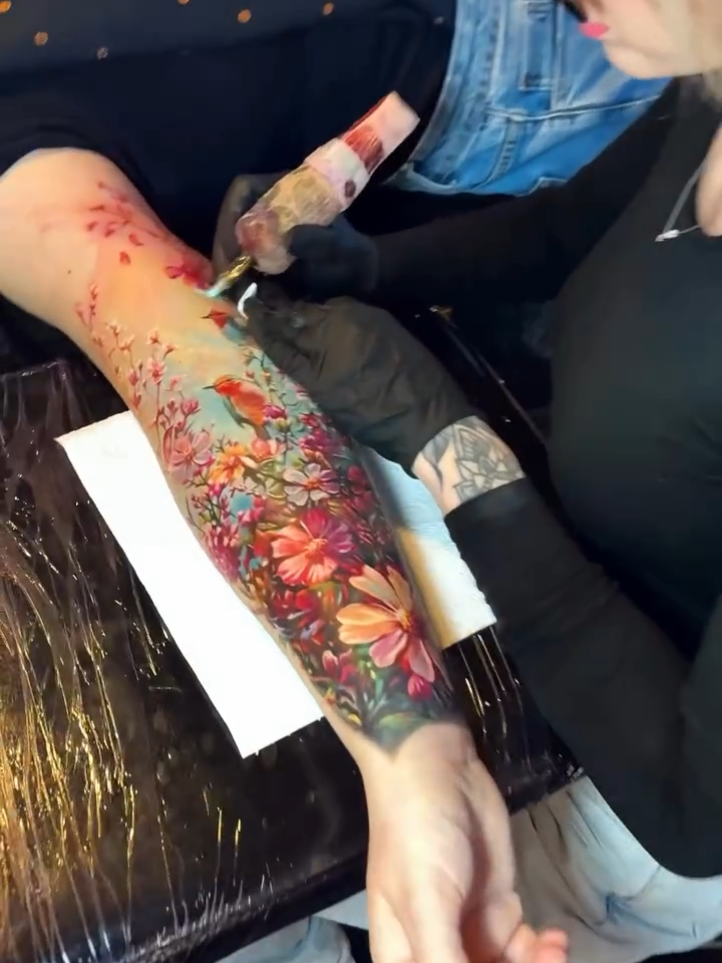 Art isn’t just the end, it’s the journey there🖌️🎨 (IG)@adrienn.kern #bodyart #painting #flowers #flowersleeve #artist #creativearts #artwork