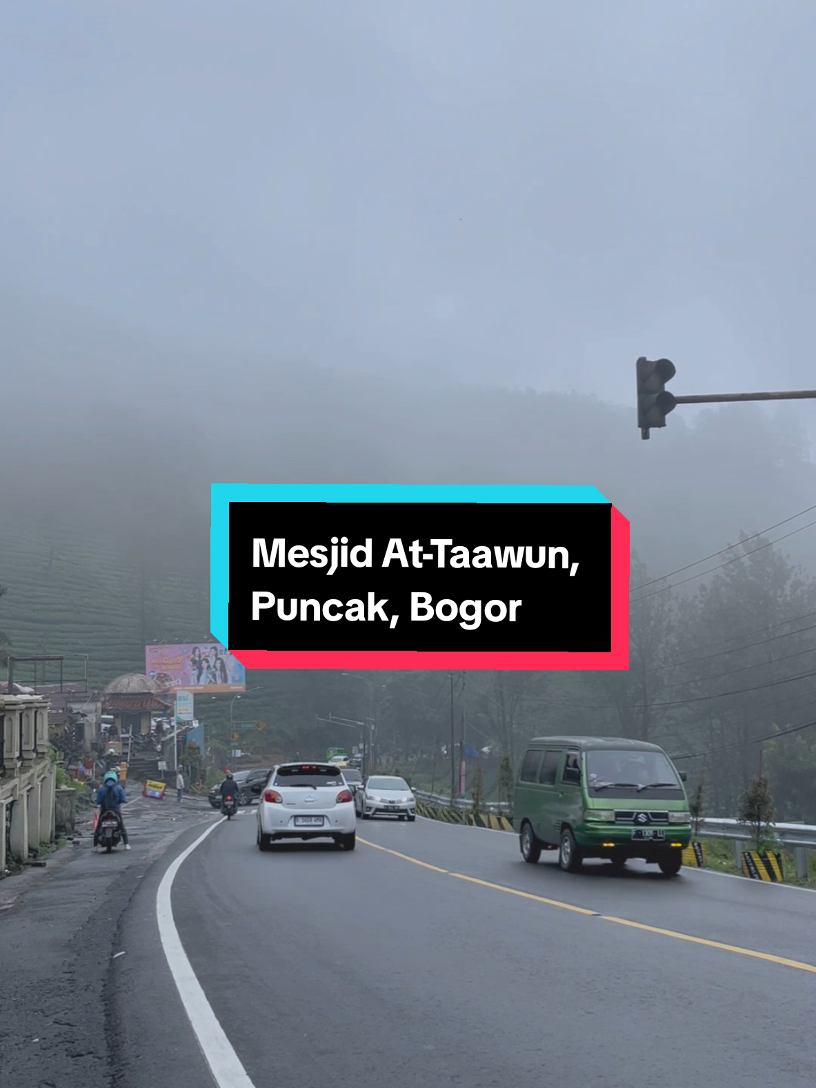 Puncak begitu indah, dengan kabut yg menyelimuti nya. #bogor #bogorinside #puncakbogor #bogorianmedia #bogorvibes 