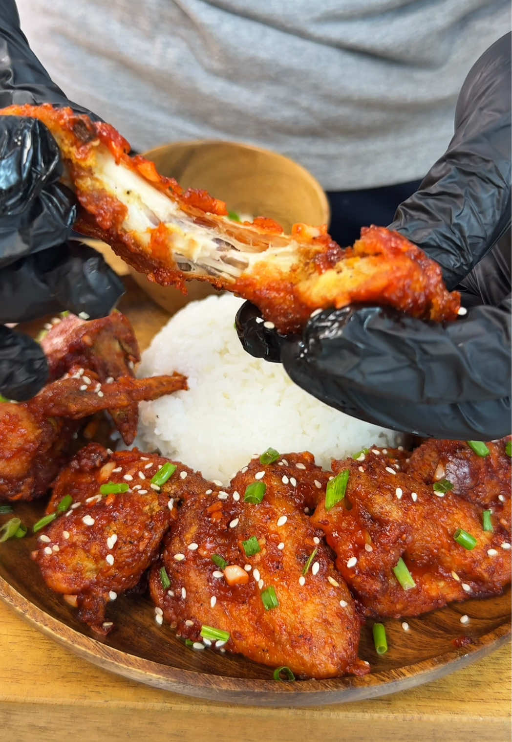 Buffalo Wings par! #busog Marinate the following: - 1 Kilo Chicken wings - 1/4 cup Fish Sauce - 1tsp Ground Pepper - 1 Egg (Marinate minimum of 30 minutes or overnight) After marinating, coat with cornstarch and deep fry Buffalo sauce: - 1/2 cup Butter - Minced Garlic - 1 cup Ketchup (any brand) - 1/4 cup Hot Sauce (any brand) - 1tsp Sugar (Optional) - 1tbsp Soy Sauce - 1tsp Ground Pepper - 1tbsp Cornstarch For garnish (Optional) - Sesame seeds - Spring Onions #buffalowings #buffalo #buffalochicken #busog #chickenwing #chickenwings #chickenrecipe #EasyRecipe #fyp #foryou #foryoupage #fypシ゚viral #fypシ゚ 