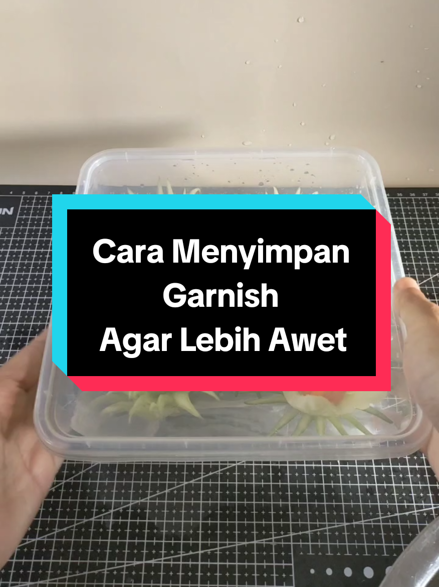 geli ama suara sendiri 😂 tp lebih jelas sambil diterangin dr pd cuma ditulis..maapkan suaraku yg cempreng 😂 #pawoncilik #garnish #garnishtumpeng #kreasitumpeng #garnishbunga 