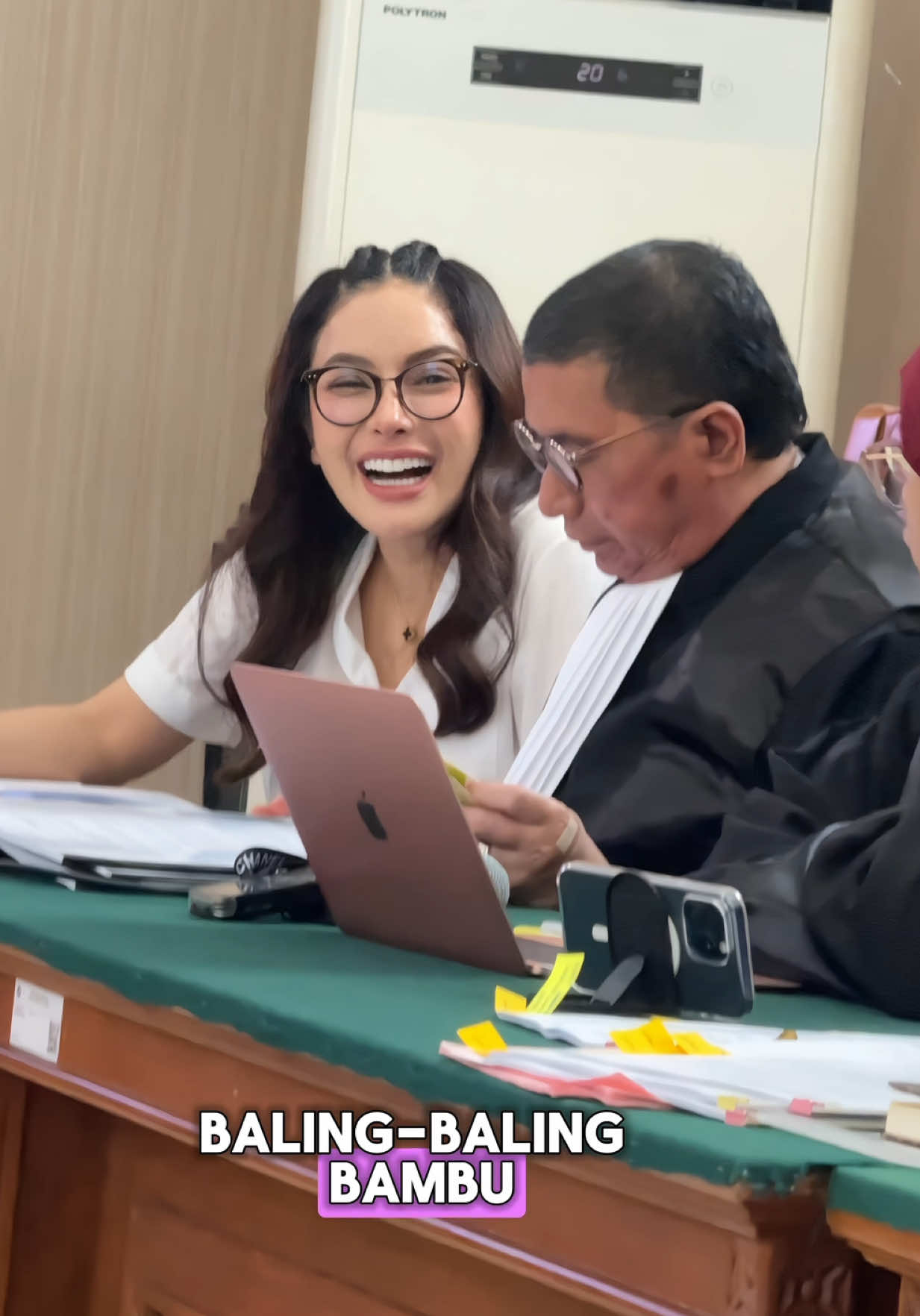AMI @Nikita Mirzani Mawardi berjuanglah ya AMI, meski Sidang kali ini SUPER POWER KETAT BANYAK ORANG ***** ... 🤷🏻‍♀️ Awalnya Keluarga Inti gak dibolehin masuk, Tapi karena the Power of Ami berani Tegas ... Alhamdulillah 🙏🤲🏻😇❤️  Hanya bbrapa keluarga dan teman dekat Ami yang bisa dibolehin masuk ...  SEMANGAT BERJUANG AMI 🤲🏻😇❤️👏🏻💪🏻 #justicefornikitamirzani #nikitamirzani 