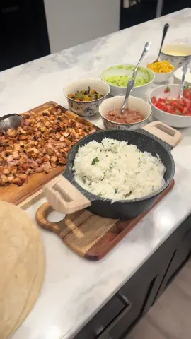 I had such a hard time wrapping the burrito at the end😩 ##fyp##viral##chipotle##chipotlebowl##chipotleburrito##Recipe##homemade##burrito##yummy