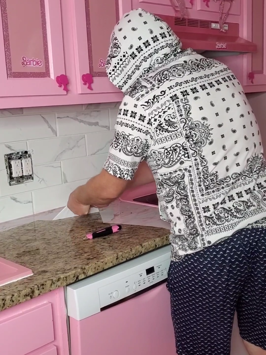 let's make my kitchen pinker💕💕 #pinkhouse #pink #pinkkitchen #pinkmakeover #kitchenmakeover #pinkaesthetic 