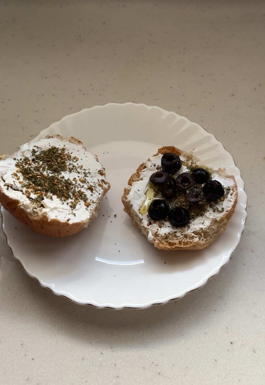 فطور الدوام 🤤 خذيت خبز البرقر من التميمي لذيذ مره لبنه  زعتر زيت زيتون  زيتون اسود  ———   زبادي يوناني بنكهه  توت ازرق  حماط  موزه فراوله  #اكسبلورexplore #fyp #اكلات_سريعة #الشعب_الصيني_ماله_حل😂😂 #اكلات_لذيذه #فطور #vibes 