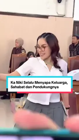 Ka Niki Selalu menyempatkan untuk menyapa keluarga kerabat sahabat dan pendukungnya pada saat memasuki ruang sidang#tiktoklive #livehighlights @Nikita Mirzani Mawardi ❤️❤️ #nikitamirzani #justice #skincare #fyp #fypシ 