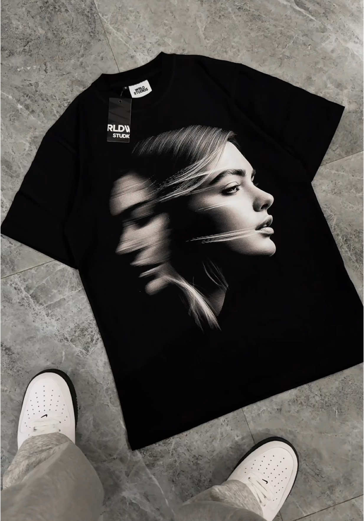 Cakep nih, pilihan favorit banyak orang. Over it 🤍 🖤 #WRLDstudios #kaospria #bajucowok #kaosdistro #kaosoversize #kaoskeren #oversize 