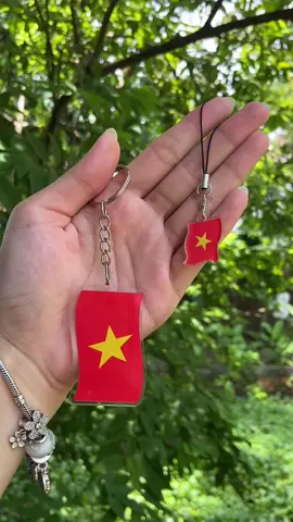 Móc khoá và móc treo lá cờ nhà em ạ #vietnam #codosaovang🇻🇳 #mockhoayeunuoc #xuhuongtiktok #mockhoaxinh #doclaptudohanhphuc #laco #mockhoahanhphuc 