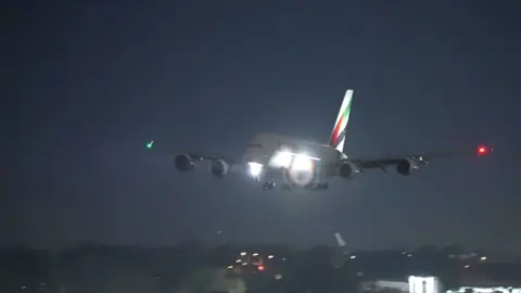 🇦🇪 Emirates A380 – Night Power Landing ✺ 𝓑𝓻𝓲𝓰𝓱𝓽 𝓛𝓲𝓰𝓱𝓽𝓼. 𝓢𝓲𝓵𝓮𝓷𝓽 𝓢𝓽𝓮𝓮𝓵. 𝓓𝓾𝓫𝓪𝓲’𝓼 𝓖𝓲𝓪𝓷𝓽 𝓓𝓮𝓼𝓬𝓮𝓷𝓭𝓼 ✺ #aviation #airplane #geek #aircraft #viral_video #pilot #airport #plane #airbus #boeing #fypdong #fypsounds #videoviral #💫 #fyp 