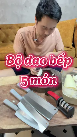 Tối ưu hiệu quả nấu nướng với bộ dao nhà bếp thủ công thép không gỉ Trọng Bình – lựa chọn lý tưởng cho mọi căn bếp Việt. Sản phẩm gồm 3 dao sắc bén, làm từ thép ống khoan dầu không gỉ, độ bền cao, dễ mài, không gỉ sét, không bị cùn theo thời gian. Thiết kế thủ công tinh xảo, cán dao chắc chắn, cầm nắm êm tay, thao tác dễ dàng. Bộ dao thích hợp dùng chặt, thái, cắt mọi loại thực phẩm từ thịt cá đến rau củ. Bộ 3 dao nhà bếp thép không gỉ – giúp bạn tiết kiệm thời gian, tăng cảm hứng mỗi lần vào bếp. #daobep #bodaobep #daothai #daochat #xuhuong 