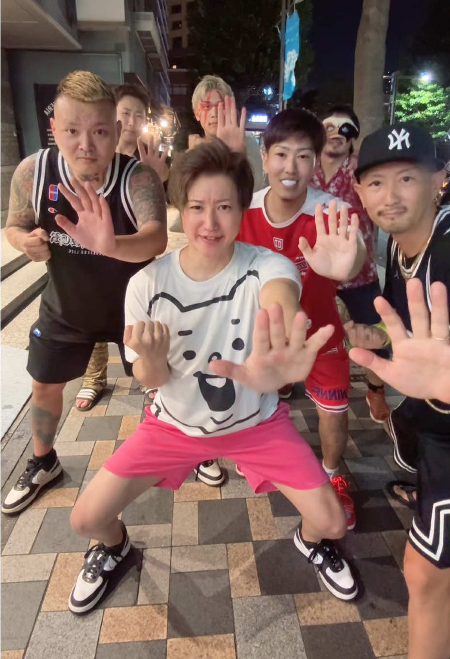 相撲大会やっちょチーム楽しそうって試合より余興に全力を尽くしたなww ケガなく終われて朝までカラオケで締めラーメン 珍しいメンツで北海道から札幌のギャグ男 セコンド ラッパーレジェンドDOさん ナルトダンスや横揺れ動画バズってるグリ長 いつメンの俺はレオ 加藤 ( トクイテン ) ニート坊主 スペードのキング？ってゆってたっけ？！俺がいる現場では皆が主役だ 誰1人ハブらせないし仲良く盛り上げ隊だよん いつもリスナーも暖かいコメントあんがとね #鬼滅の刃 #無限城 #猗窩座 #あかざ #アニメ
