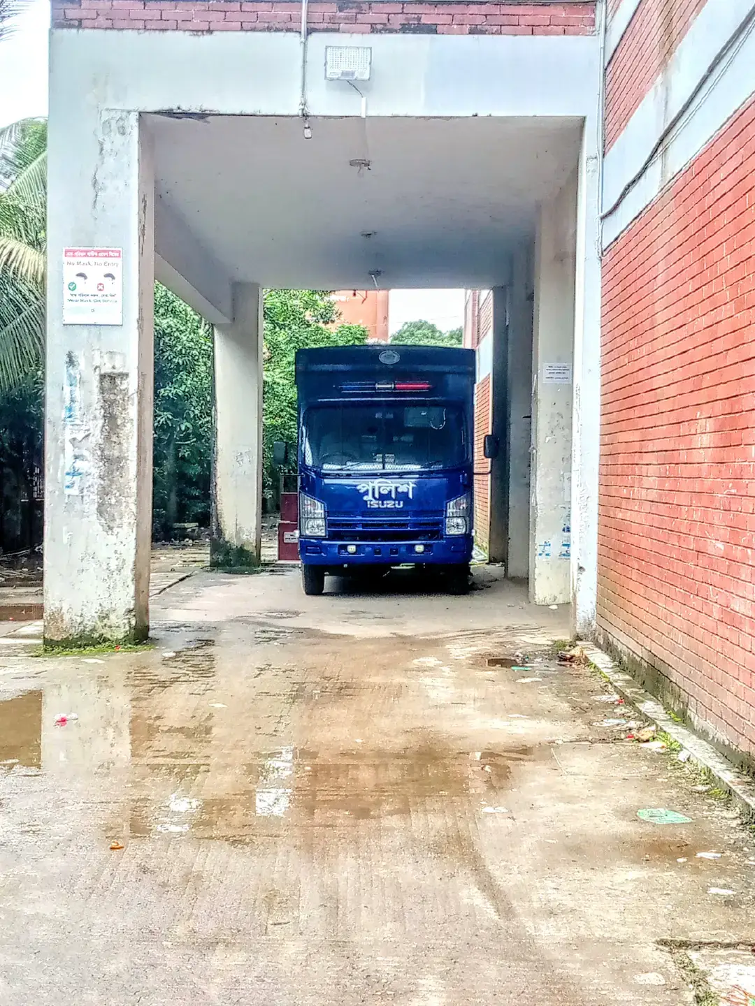 আপনার কোন বন্ধুকে এই গাড়িতে দেখতে চান তাকে মেনশন লাগান... 🤣😅📢 #plzunfrezemyaccount  #tanding #tiktokvideo #100kviews @For You @Tiktok_bangladesh🔘 