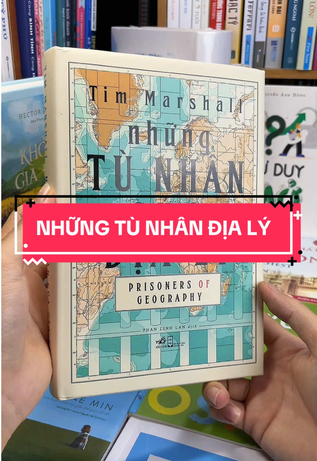 Những Tù Nhân Của Địa Lý – Khi bản đồ quyết định vận mệnh thế giới! Tại sao Nga luôn muốn kiểm soát Ukr? Vì sao Trung Quốc lại khao khát Biển Đông? Và nước Mỹ – thật sự có “tự do” như lời đồn? “Những Tù Nhân Của Địa Lý” của Tim Marshall là cuốn sách làm thay đổi hoàn toàn cách bạn nhìn thế giới – khi mọi cuộc chiến, liên minh, và tham vọng quốc gia đều bắt nguồn từ… địa hình và vị trí địa lý. 10 chương, 10 khu vực nóng bỏng – từ Nga, Trung Quốc, Mỹ, Trung Đông đến Châu Phi – từng quốc gia bị ràng buộc bởi núi, sông, biển cả và sa mạc, khiến họ không thể hành động khác đi. Đây là cuốn sách bắt buộc phải đọc cho: 	•	Người yêu lịch sử và địa chính trị. 	•	Người làm kinh doanh, đầu tư xuyên biên giới. 	•	Và bất kỳ ai muốn hiểu sâu về mặt trận thực sự chi phối thế giới: bản đồ! Đặt mua ngay “Những Tù Nhân Của Địa Lý” để mở khóa những bí mật đằng sau thời sự, chiến tranh và quyền lực toàn cầu. Càng hiểu bản đồ – bạn càng đọc được tương lai!#tiemsachbinhyen #sach #sachhay #BookTok #reading #nhungtunhancuadialy 