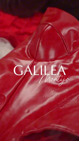 El rojo no es solo pasión… es la historia de una mujer que aprendió a arder para brillar. Creamos este look para @Galilea Montijo ruido por un corset en piel roja, acompañado de un peplum que define la silueta y una falda corte lápiz, bordada a mano con miles de cuentas unidas una a una. Una pieza diseñada con más de 20,000 cuentas bordadas una a una, que da forma a una silueta inspirada en Galilea Montijo: una mujer que no solo soñó en grande, sino que transformó cada desafío en el cimiento de su éxito. Dirección Creativa: @Jessica Marmolejo  #galileamontijo #lcdlf #lacasadelosfamososméxico 