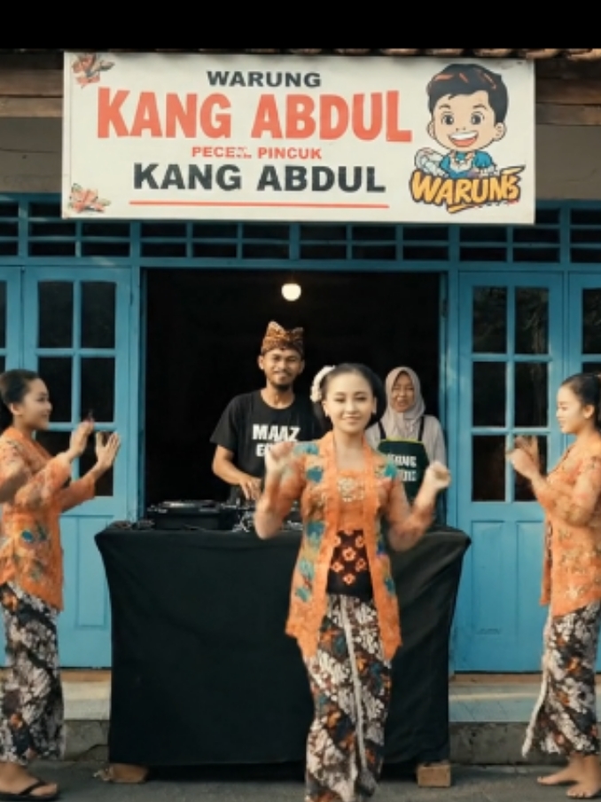 Membalas @jangkrekupo duit duit duit now 😅🤣 matur suwun mpun follow, like and share kang 🙏 #djremix #djviraltiktok #djviral #djteloor #djmarshmellow #veo3 #videoai 
