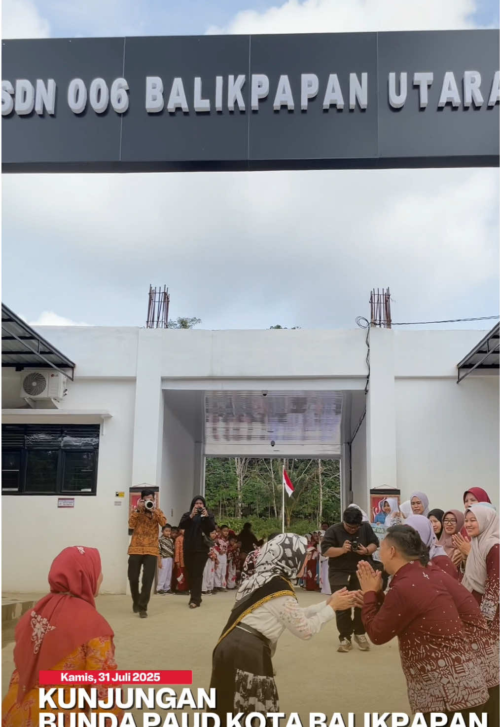 Kamis, 31 Juli 2025 Kunjungan spesial dari Ibu Hj. Nurlena Rahmad Mas’ud, Bunda PAUD Kota Balikpapan sekaligus istri Wali Kota Balikpapan 💐 Dalam rangkaian kegiatan Transisi PAUD ke SD yang Menyenangkan, beliau hadir memberi semangat dan dukungan bagi peserta didik di SDN 006 Balikpapan Utara. Terima kasih atas kunjungannya, Bu @nurlena_rahmad 🙏