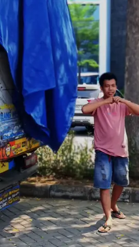 lelaki mudah senyum hehehe #pacujalurkuantansingingi #fyp #sopirtruck #trend #slowmotion 