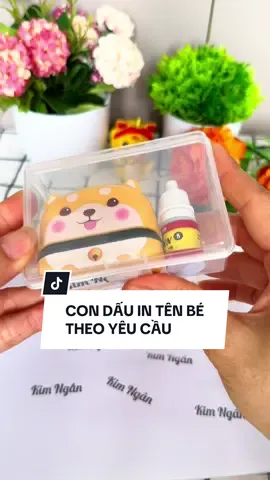 Con dấu in tên BÉ theo yêu cầu nhỏ gọn.tiện lợi lắm nè #condauintenbe #intheoyeucau #maugiao #namhocmoi #xuhuong  @Mẹ Miu xinh iu  @Mẹ Miu xinh iu  @Mẹ Miu xinh iu 