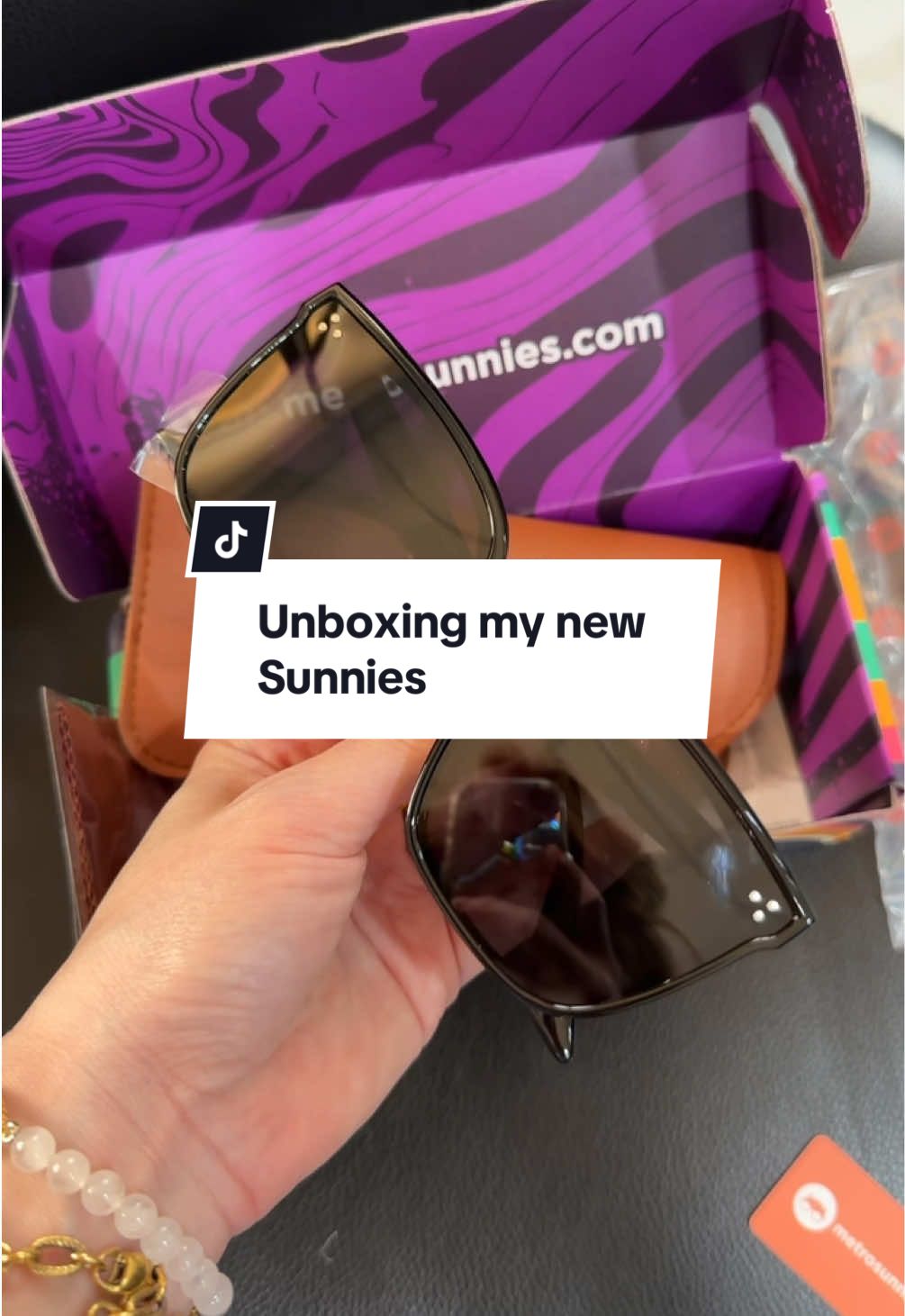 Check out my new sunglasses from Tiktok Shop #TiktokShop88TodoSavings #tiktokshop #tiktoksunnies #TikTokFashion #tiktokbudol 