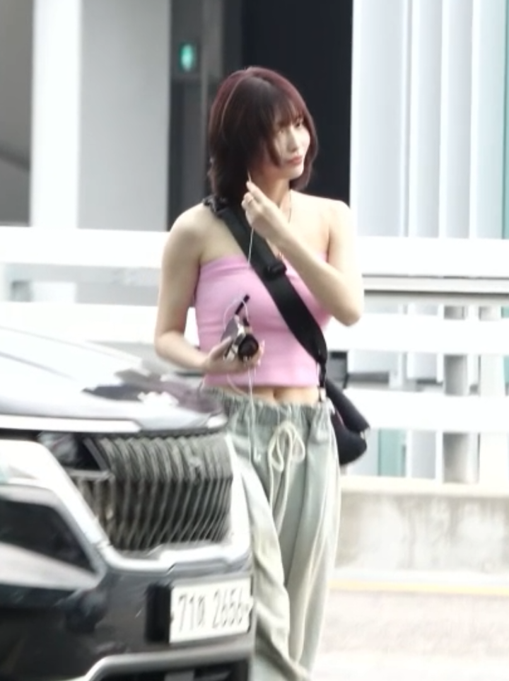 momo in pink crop top 🩷🔥 #twice #twicemomo #thisisfor #lollapalooza2025 #twiceonce #fyp 