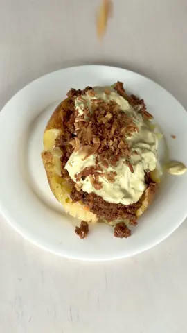 Крошка картошка 🥔 Очень простой и вкусный ужин, а готовить быстро и просто  Картофель запекаю в фольге с оливковым маслом и солью, как только он станет мягким снимаю фольгу и подпекаю еще 10 минут, чтобы корочка подрумянилась. А пока готовился картофель я подготовила начинку  Обжарила говяжий фарш с томатной пастой и греческим йогуртом 1/1 Натерла сыр  А для соуса смешала греческий йогурт, майонез, горчицу и соленый огурец Разрезала картофель, внутрь положила сливочное масло, соль и перемяла в пюре. А дальше выложила начинку и посыпала хрустящим луком   Вот и все ✨ Думаю не стоит говорить как это вкусно #potatorecipes #smashedpotatoes #jacketpotato #крошкакартошка #картошка #идеяужина