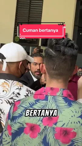 Cuma bertanya ya🤣🤣 Kan salah lagi kak panda nya🤣🤣 Kan kasian dr oky pratama ku baca coment coment banyak kali yang bilang ini itu,jadi ku tanyakan langsung lah sama orang nya biar jelas kan ya🥹 Biar tidak ada fitnah di luar sana tentang dr oky kan🙂‍↔️ Boro boro di jawab sama dr oky eh malah bapak bapak heboh itu kepanasan🙂‍↔️ WHY DADDY? WHY U ARE SO HOT?🤣🤣🤣🤣🤣🤣🤣🤣