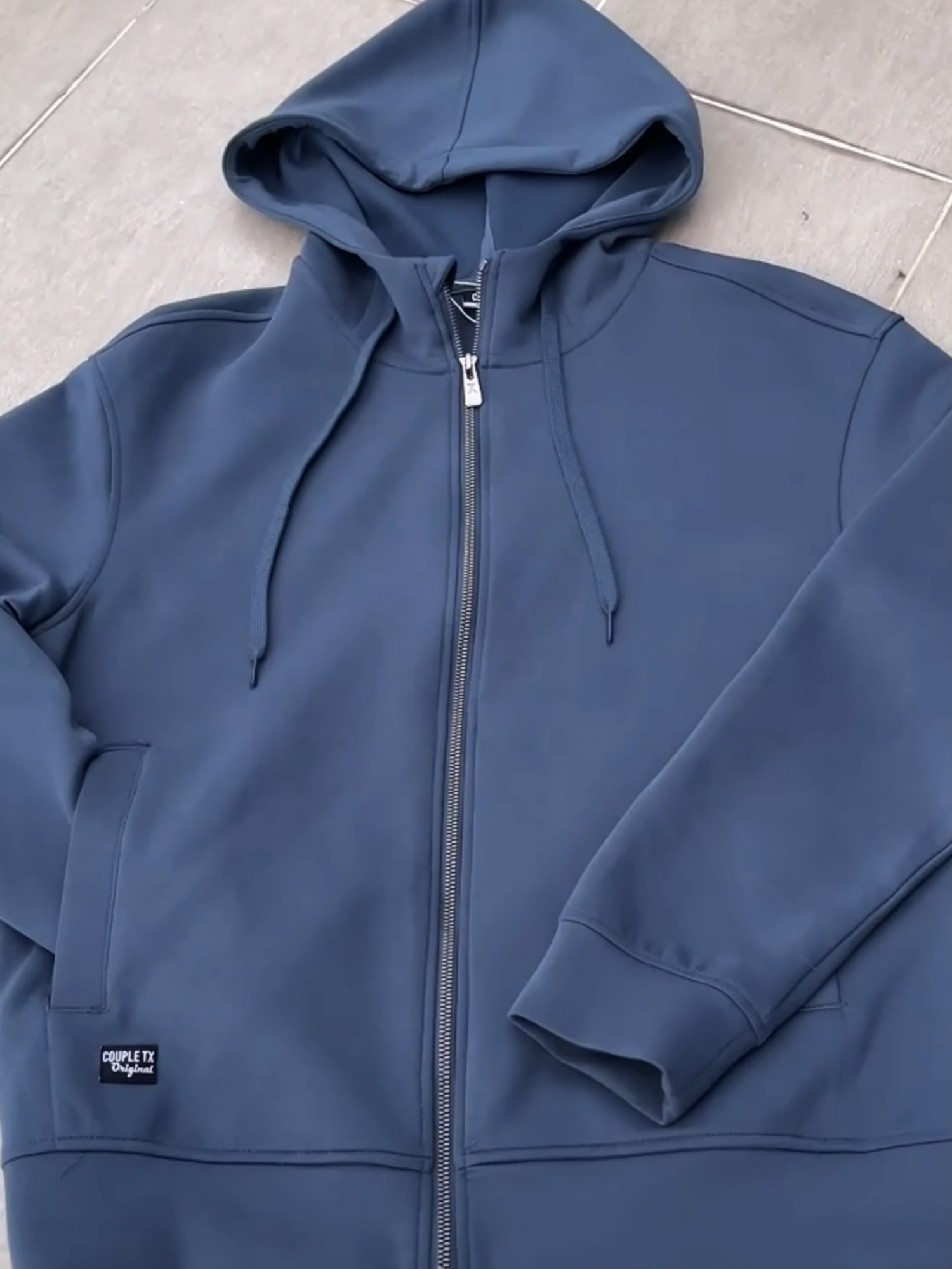 [UNBOX] ÁO KHOÁC THUN AIRLAYER DOUBLE ZIP   ▪️ Bạn sẽ bất ngờ với một chiếc áo khoác có thể linh hoạt theo từng chuyển động – chỉ bằng một đường kéo zip.  ▪️ Thiết kế dây kéo 2 đầu cho bạn chọn cách mặc thoải mái nhất, dù là ngồi làm việc hay bước xuống phố.  ▪️ Chất vải 