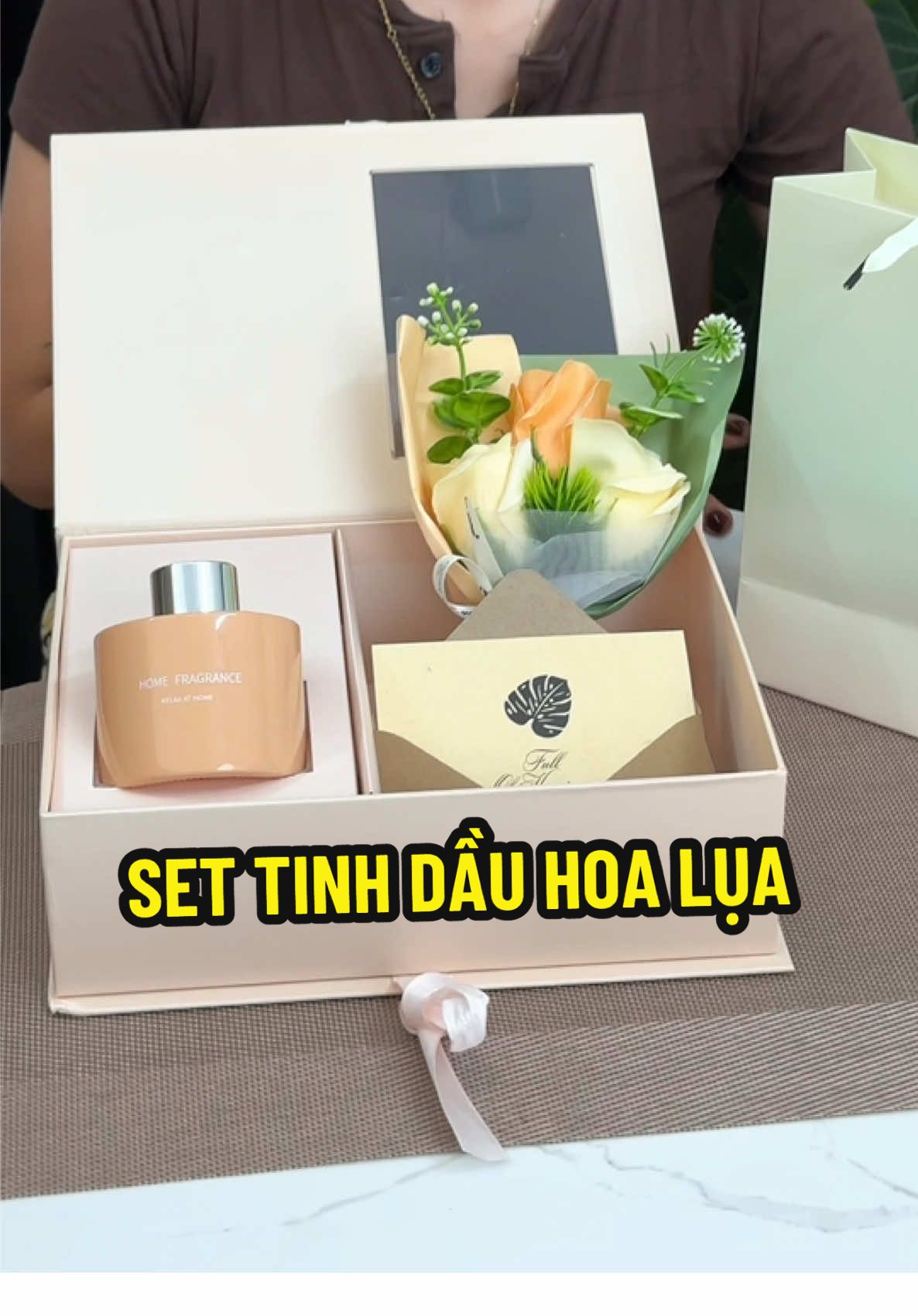 Set tinh dầu hoa lụa làm quà tặng lịch sự  #ngocbomcam  #ngocngayngan 
