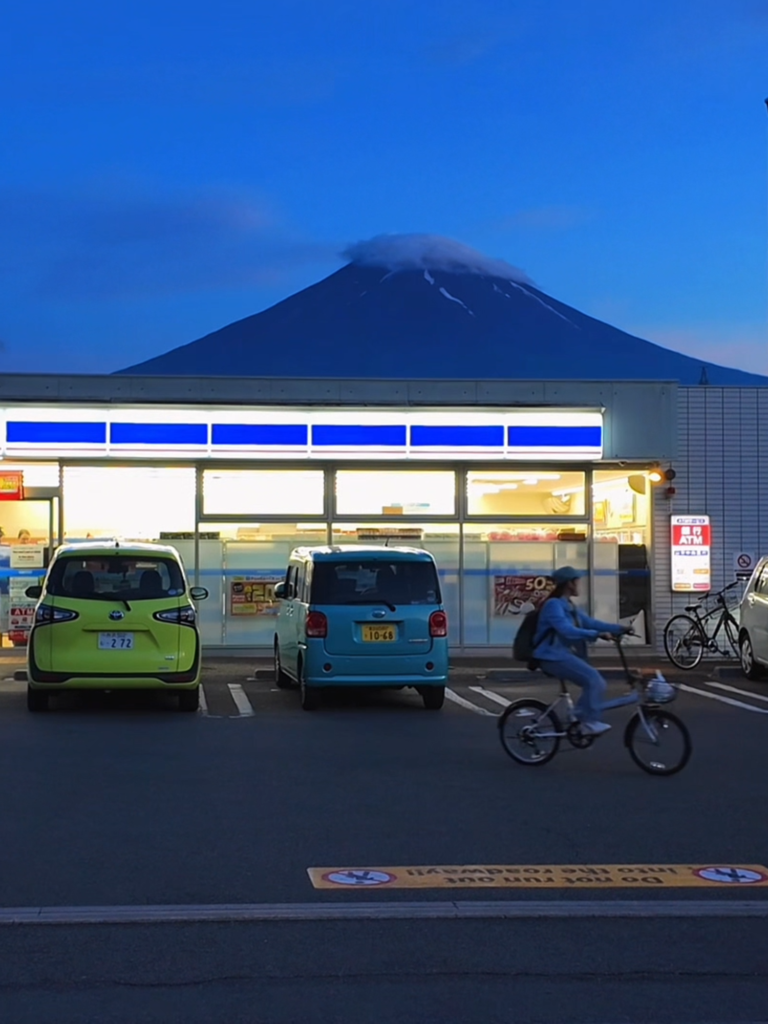 If you know, you know… Lawson under Mt. Fuji 🗻 📷 @-Freedom with Insta360 Ace Pro 2#insta360 #insta360acepro2 #mountfuji #videography #vibe #fyp