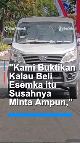 Aufaa Luqmana, warga Kota Solo, membawa mobil Esemka ke Pengadilan Negeri Solo, Rabu (30/7/2025). Mobil itu dibawanya sebagai bukti dalam sidang gugatan yang ia layangkan untuk PT SMK, produsen mobil Esemka, serta mantan Presiden Ri, Joko Widodo atau Jokowi. Aufaa mengatakan, lewat mobil itu ia membuktikan ucapannya bila sangat sulit mencari mobil Esemka. Ia perlu waktu dua bulan untuk mendapatkan mobil itu dalam kondisi bekas atau seken. Saat ia membawa mobil itu ke Kantor Pusat Esemka di Sambi, Boyolali, untuk servis, ia juga tak mendapati adanya satu unit pun yang dijual. Sementara kondisi pabriknya juga tak ada aktivitas produksi. Aufaa, menggugat Esemka dan Jokowi, karena merasa diberi PHP, atas Esemka yang nyatanya sulit didapatkan, meski dulu digembor-gemborkan siap produksi ribuan unit. 🔁tribun solo 