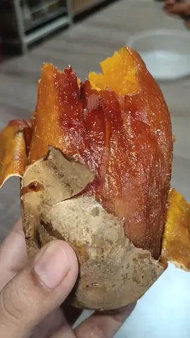 MADUNYAAA SELUMERRRR INI, YAKIN GA NGILERRR? 🤤🤤 MANIS LEGIT ALAMI!! Monggo ubi cilembu madu oven ready hari sabtu 02/08/2025. Cocok buat teman ngopi dimalam minggumu bestie🥰 dijamin harganya murcee, 1kg 22.000 sajaaaa😜😜 Minat chat sajaa 0858-6666-6022. COD/DO bisa yaa ongkir menyesuaikan😍 Lokasi Perumahan Grand Kencana 3 Blok B33 Kedungmaling Sooko Mojokerto. #ubicilembuoven #ubimadubakar #kulinersurodinawan #kulinermojokertokekinian #ubicilembumadu #ubicilembumadumojokerto #kulinermojokerto 