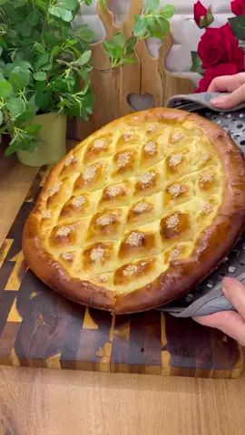 فطيرة  محشية ممكن اي حشوة انتو تفضلوها😋  مكونات حشوتي/بطاطا مسلوقة ومكعب زبدة ملح وفلفل واذا حبيتو تضيفون خضار وياها هم طيبه جبن موزريلا ______________ مكونات العجينة /كوبين ونص طحين،ملعقة اكل سكر،نصف ملعقة اكل ملح،نصف ملعقة اكل خميرة،بيضة او ملعقة زبادي، ملعقتين حليب باودر،كوب الا ربع ماء ، نعجن المواد السابقه ومن تنكون عجينة نضيف 60 غم زبدة بحرارة المطبخ ونستمر بالعجن 10 دقايق ونخمرها ساعه  _________________ حشيت العجينة  وشكلتها ومسحتها ببيضة مخفوقة وزينتها بالسمسم _________________ شويتها بفرن حامي على 200 درجة من تحت وفوق مع المروحة _________________ بعد الشوي مسحتها بخليط  زبدة وبقدونس ناعم وبابريكا وثوم باودر  #tunisie🇹🇳  #pourtoiiiiiiiiiiiiiiiiiiiiiiiiiiiiiiiiii  #explorepage  #creatorsearchinsights2025  #لايكاتكم  #viralvideosofficial❤️❤️🤩  #foryou  video Maha hatam  