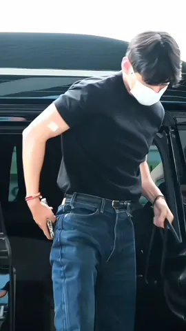 #v #taehyung #airport #LA 