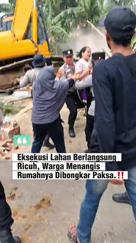 Panas.‼️🔥 Tidak terima dengan hasil keputusan pengadilan atas perintah eksekusi lahan yang menjadi objek sengketa, sejumlah warga sempat melakukan perlawan saat proses eksekusi lahan dan bangunan di Jorong Kapalo Bukik, Nagari Batu Payuang, Kecamatan Lareh Sago Halaban, Kabupaten Lima Puluh Kota, Kamis (31/7/2025).  Dari info yang kami terima, pengadilan melakukan eksekusi terhadap 4 unit rumah dan sejumlah aset yang ada di lahan tersebut dan sengketa ini sudah berlangsung sejak tahun 2017. Saat proses eksekusi dilakukan, sejumlah warga menangis histeris.  - #pykkini #50kotakini #payakumbuhkini #fypシ゚ #viral #fyp #promoseruweekend 