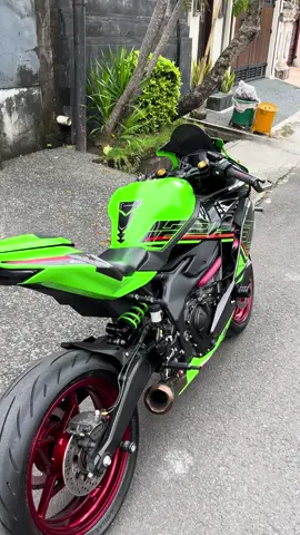 FORSALE ZX25RR Asli bali tangan pertama  Tax on  Kilometer 8000  Mulusss like new , bonus variasin puluhan juta  Harga 123 juta aja nett wii  Lokasi denpasar gatsu tengah  #zx25r #kawasaki #zx25rr #fyp #fypage #fypシ゚ #bali #jualmotor #kawasakininja #jualzx25rr 