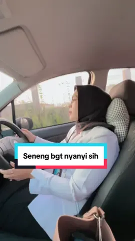 Ahh jangan larang aku bernyanyi🥹😌#foryoupage #gurucantik #viral #fyp #guruviral #flks🔥 #gurusd #nyanyi #nyetirmobil 