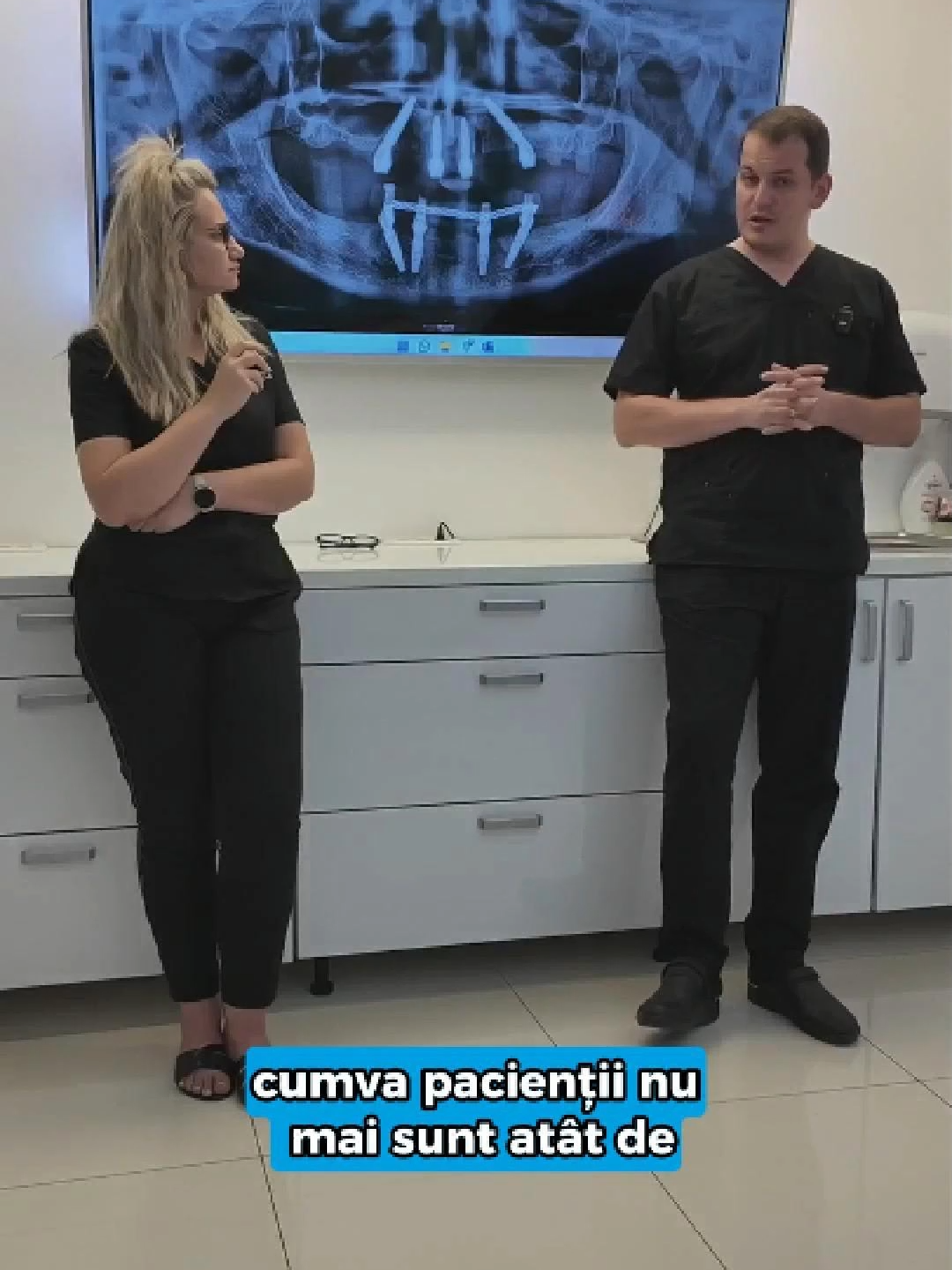„De ce am amânat atât?” – e fraza pe care o auzim cel mai des după primele zile de tratament. ✅ Pacienții descoperă că durerea nu e o problemă ✅ Vindecarea e rapidă și ușoară ✅ Iar lucrarea provizorie le redă zâmbetul chiar din a doua zi Săptămâna trecută, Denta Clinic a devenit nu doar locul în care tratăm, ci și locul în care formăm alți medici. 👉 În cadrul cursului organizat împreună cu Denta Suport Academy, medici din toată țara au învățat direct din cazurile reale ale pacienților noștri – intervenții de chirurgie, protetică și planuri de tratament complete. Totul, în timp ce pacienții beneficiau de tratamente personalizate, realizate de o echipă coordonată și empatică. 👨‍⚕️ Dacă și tu ai amânat un tratament din frică, rușine sau lipsă de timp, acum știi: 👉 Poți începe cu încredere, fără durere, fără presiune, alături de echipa Denta Clinic. 📍 Denta Clinic – Calea București 193A, Râmnicu Vâlcea 📞 WhatsApp: +40 761 233 220 🌐 www.dentaclinic.ro 🔗 linktr.ee/dentaclinic.vl 🦷 Intră în grupul nostru de suport: facebook.com/groups/dentaclinic #DentaClinic #DentaSuportAcademy #ImplanturiDentare #ZambetNou #TratamentRapid #FaraDurere #PacientiFericiti #FormareMedici #StomatologieModerna