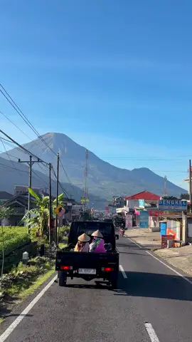 Enak ya jadi warga dieng tiap pagi disuguhi pemandangan indah😍  Privat trip & dokumentasi Pricelist ? Dm yaa✨😊 #explore #dieng_wonosobo #diengplateau #diengwonosobo #explorejateng #fyp 