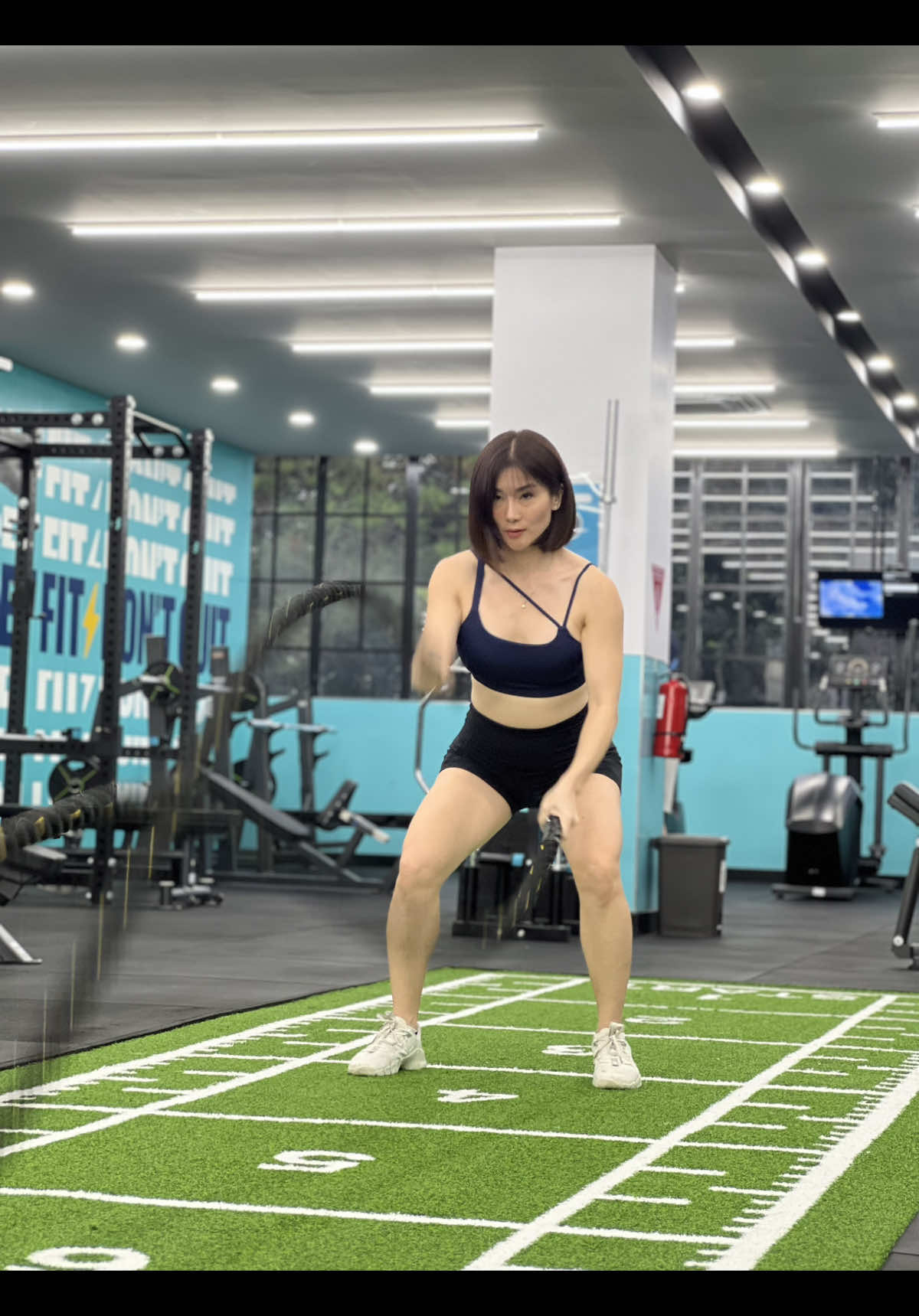 Ibu ibu nge gym buat apa sih ??  hiii guys ini aku merlin  ibu ibu yg masih rajin nge gym  karena gym itu bukan hanya sekedar olahraga buat aku tapi juga jadi ME TIME and HEALING aku dari rutinitas sehari hari,  aku tuh paling seneng sama gym yang vibesnya itu nyaman , bersih , dan lengkap. Tapi faktor penting lainnya buat aku yaitu Faktor JARAK , karena faktor JARAK ini tuh ngaruh banget sama konsistensi kita dalam ngejalanin pola latihan kita , nah kebetulan di daerah rumah aku ini ada FIT HUB baru buka tepatnya di Jalan Setiabudhi, aku langsung cobain latihan di FIT HUB cabang Setiabudhi ini. Yuks cobain deh latihan di sini , tempat gym nya nyamaaan deh , bikin betah , dan satu lagi yang paling penting parkirnya luas guys . Jadi ga bakalan ada drama susah parkir deh .. kalian kalau mau nanya bisa langsung klik link bionya @FIT HUB | Coba Gratis 7 Hari!  #ibuibungegym #gym  #gymmom  #GymLife  #healthylifestyle  #fitmotivation 