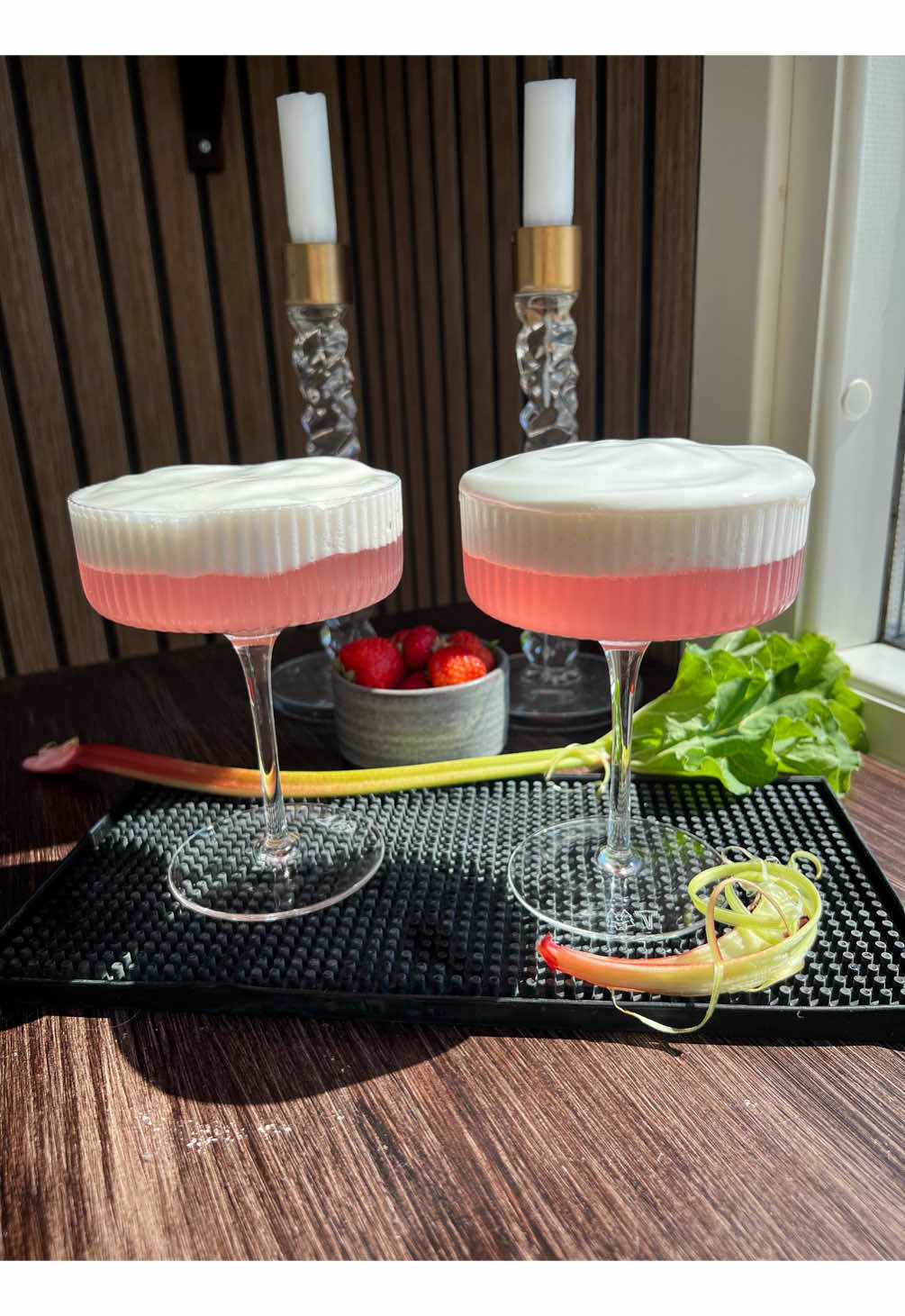 Mycket rabarber i trädgården? Gör sockerlag som du kan ha till dina goda drinkar i sommar! Pst… sockerlagen passar perfekt till att göra skum till dina drinkar med också!🍹 Rabarbersockerlag: 3 dl strösocker 1.5 dl vatten 300 gram rabarber  Gör såhär: Skiva rabarbern och lägg i en kastrull tillsammans med vatten och strösocker. Koka upp och låt sjuda ca 10 minuter. Sila av rabarbern och häll över i en flaska. Perfekt till sommarens alla härliga kvällar! Rabarberskum:  10 cl äggvita  20 cl sockerlag  Gör såhär: Vänd i äggvita och sockerlag i en sifon. Säkerställ att sifonen är kall och skaka den väl. På med patron och skaka igen. 