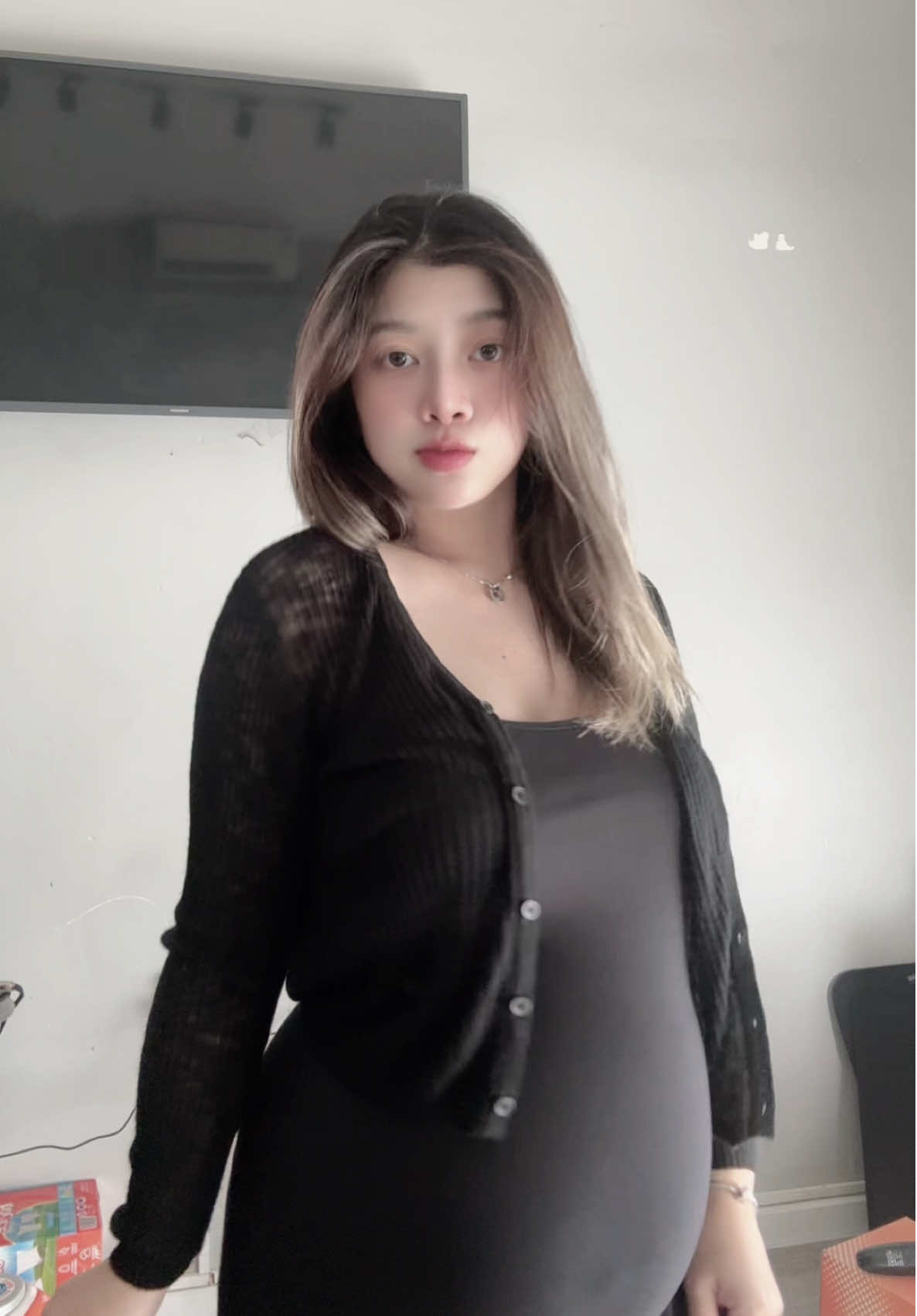 Mẹ 🤰🏼 34w6d mắc đu trend 😆. Nói chứ con em chưa chịu quay đầu nữa quí dị ơi, mấy mom nhả vía sanh thường cho em đii 🥹 #tiktok #xh #prada #mebau #fyp 