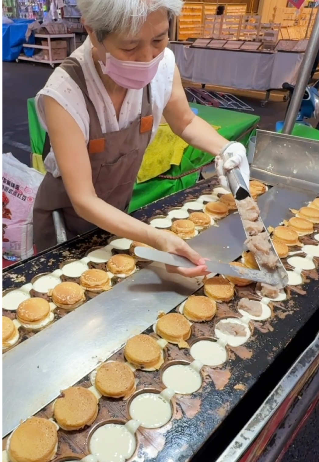 Taiwan’s Most Addictive Pancake! Crispy Outside, Sweet Inside 📍Location - Fongshan Cingnian Night Market in Kaohsiung ⏰ 6 pm open #pancake #dessert #viral #fyp 