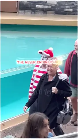 Soo funny!!! #mime #funny #funnyvideos #seaworld #viral #tomthemime #orlando #clown #tiktokusa #tomtheseaworldmime #comedy #trending #veryfamous #smiles 
