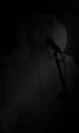 قالوا نسيته قلت أنا ما أقدر أنساه قالوا تحبَّه قلت هذي الحقيقة قالوا تزوره قلت أنا وين أبلقاه😔😔