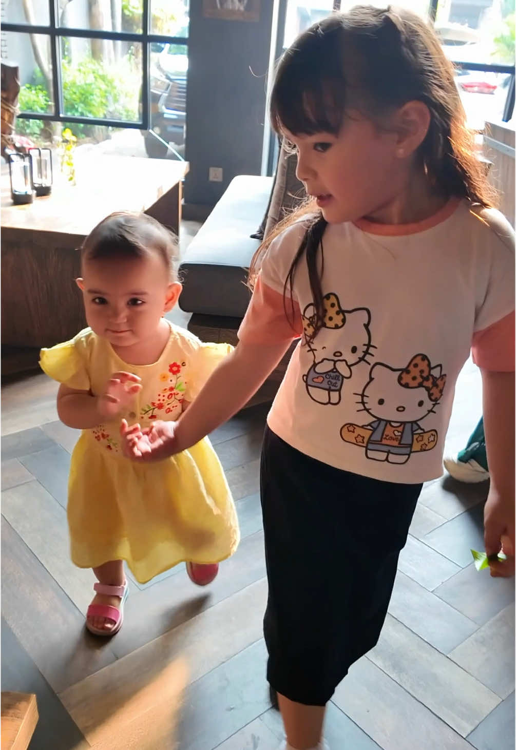 Bayi ini sukanya main sama anak gedeeee.. gemesssss Siapa yanh mau join gang mereka?? 