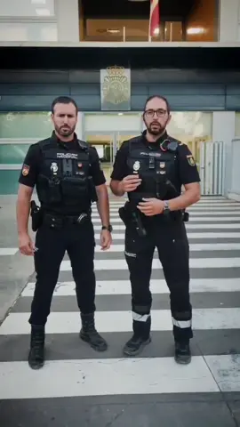 Así salvaron la #vida, tres 👮🏻‍♂️👮🏻‍♂️👮🏻‍♂️ de #policianacional, a un bebé que convulsionaba en brazos de su padre en #Zaragoza #bravo 💙