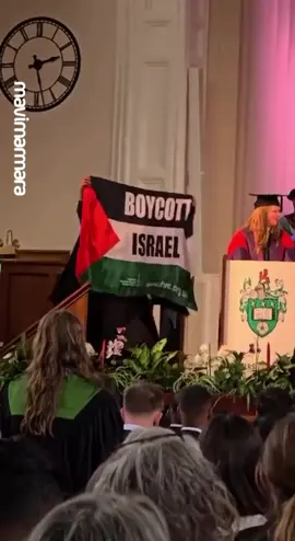 Küresel İntifada Büyüyor!🇵🇸✌️ İngiltere’de bulunan Leeds Üniversitesi’nde yeni mezun olan öğrencilerden biri mezuniyet töreninde Filistin bayrağı açtı ve İsrail’i boykot çağrısı yaptı!