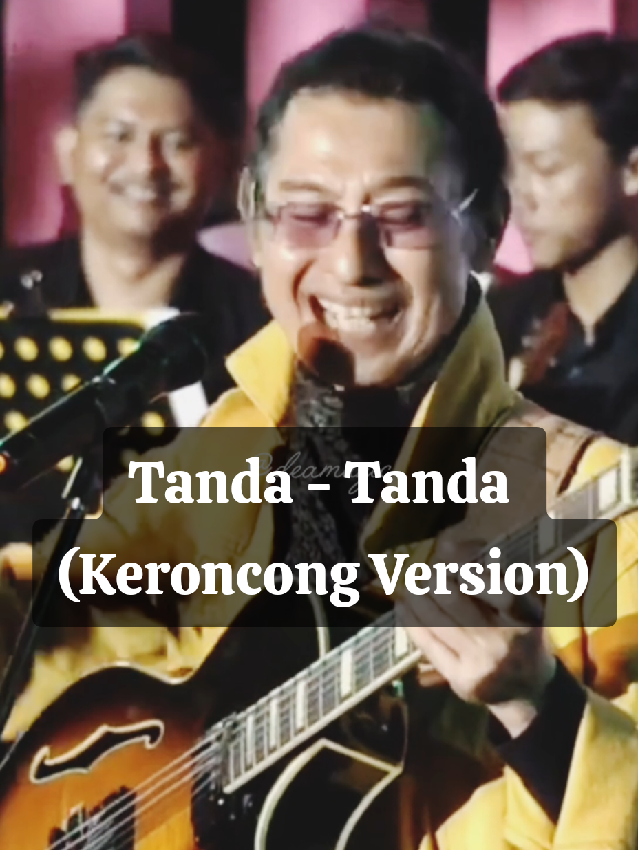 🌺 @𝐌𝐮𝐬 𝐌𝐮𝐣𝐢𝐨𝐧𝐨 ~ Tanda-Tanda (Keroncong Version) Solo 26/07/2025 >> Saat-saat berkesan Saat ku dikenalkan Dengan setangkai mawar Yang sedang mekar Bagaikan terjebak Hatiku pun meledak Yang tak pernah terjadi Kini ku alami Sejak kehadirannya Burung-burung bernyanyi Alam berwarna-warni Mentari di ujung rambutnya Oh inikah Tanda-tandanya Bunga asmara Ingin bersemi sekali lagi Tanda-tandanya Bunga asmara Ingin bersemi Di dalam hati ini sekali lagi Bagaikan terjebak Hatiku pun meledak Yang tak pernah terjadi Kini ku alami Sejak kehadirannya Burung-burung bernyanyi Alam berwarna-warni Mentari di ujung rambutnya Oh inikah Tanda-tandanya Bunga asmara Ingin bersemi sekali lagi Tanda-tandanya Bunga asmara Ingin bersemi Di dalam hati ini sekali lagi #musmujiono #tandatanda #videolebihpanjang #deamuzic 