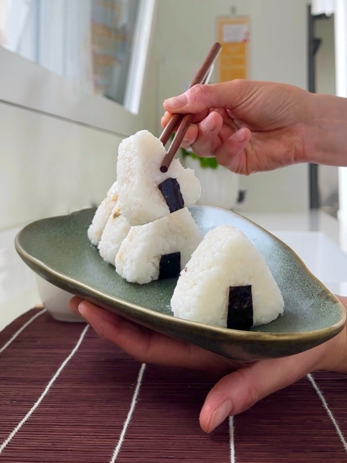 Amanti della cucina orientale, oggi @ladispensavegana ha preparato degli onigiri verisone vegana!😍🍙 Golosi, sfiziosi e perfetti da gustare in spiaggia!💛🫠 Gnammm😋 Ingredienti: 300 g di riso per sushi 500 ml di acqua  30 ml di aceto di riso o mele 10 g di zucchero  Per il ripieno: 250 g di ceci già cotti 1 cucchiaio di capperi 1 pizzico di sale 1 cucchiaio di maionese veg 1 carota 1 cucchiaio di salsa di soia 1 cucchiaino di sciroppo d’acero  Zenzero q.b. #gz #onigiri #FoodTok