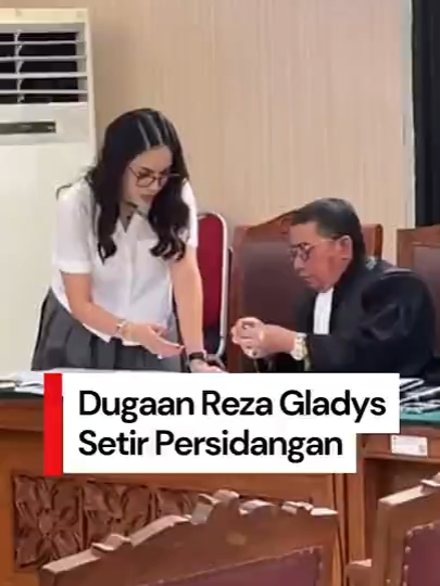 Nikita Mirzani kembali menjalani sidang kasus dugaan pemerasan terhadap Reza Gladys di Pengadilan Negeri Jakarta Selatan hari ini, Kamis (31/7). Saat memulai sidang, Nikita sempat meminta izin ke Majelis Hakim untuk menyampaikan pernyataan. Dalam pernyataan itu, Nikita menduga Reza Gladys dan keluarganya mengendalikan jaksa penuntut umum (JPU) dan Majelis Hakim. Ia menyebut memiliki bukti yang dibawanya dalam sebuah flashdisk dan diberinya pada Majelis Hakim. Creator: Ulfa Mawaddah #nikitamirzani #rezagladys #kasuspemerasannikitamirzani #detikcom