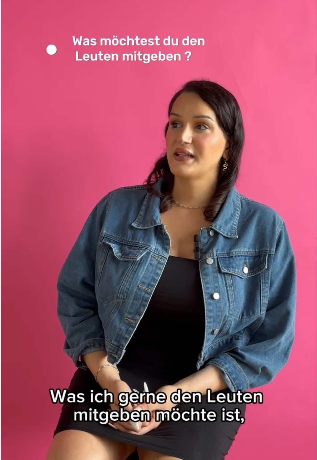 „Es wird besser.“ Mit diesen drei Worten gibt @Kurdischequeen genau das weiter, was sie selbst auf ihrem Weg gebraucht hat: Mut, Hoffnung und die Gewissheit, nicht allein zu sein. Als trans Frau, Sozialarbeiterin und Aktivistin weiß Berfin, wie steinig der Weg zur Selbstakzeptanz und Sichtbarkeit sein kann – und wie wichtig es ist, weiterzumachen. InterACT, ein Projekt von HÁWAR.help, bietet jungen Erwachsenen Raum für Diskussionen über gesellschaftlichen Zusammenhalt, fördert Engagement und befähigt sie, zu aktiven Gestalter:innen gesellschaftlicher Veränderungsprozesse zu werden.